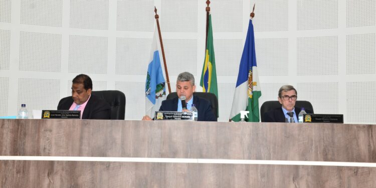 Câmara Municipal Realiza 18ª Sessão Ordinária com Debates sobre Indicações, Requerimentos e Projetos de Lei