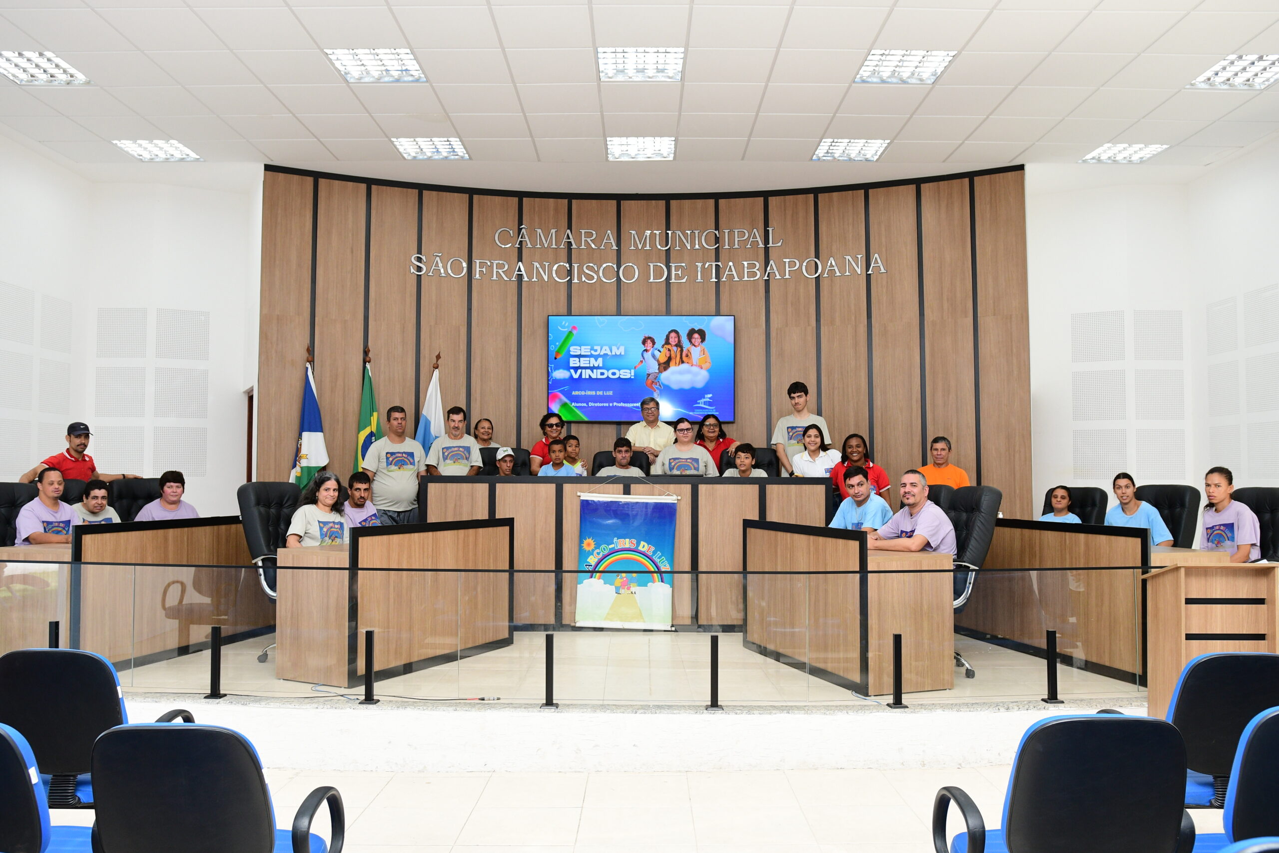 Câmara Municipal recebe visita dos alunos do Arco-Íris de Luz pelo projeto Visita Orientada