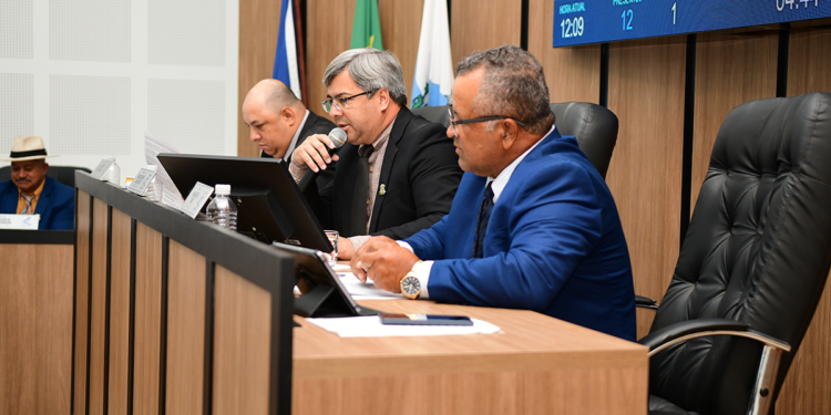 Câmara realiza 12ª Sessão Ordinária com votação de créditos suplementares e apresentação de novas propostas